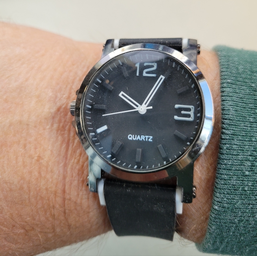 Men's Right hand wrist watch in like new condition. New battery